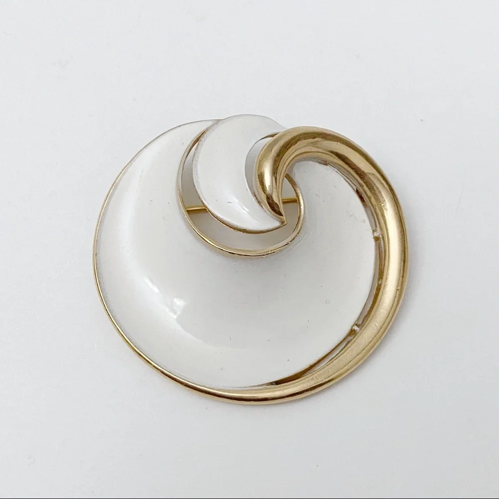 Vintage Crown Trifari Signed White Enamel Goldtone Sculptural Swirl Brooch Pin